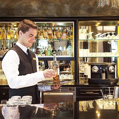 Victor'S Residenz-Hotel Schloss Berg Nennig Eksteriør bilde A bartender at work