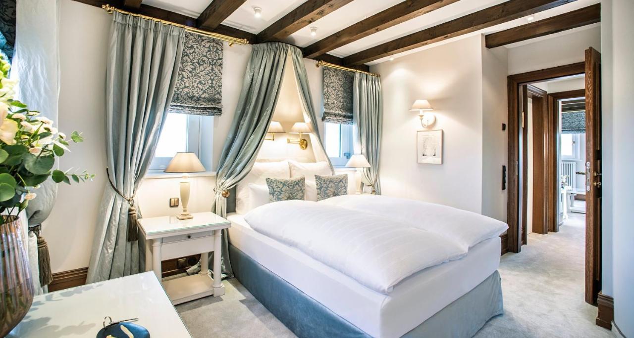 Victor'S Residenz-Hotel Schloss Berg Nennig Eksteriør bilde A bedroom at the hotel