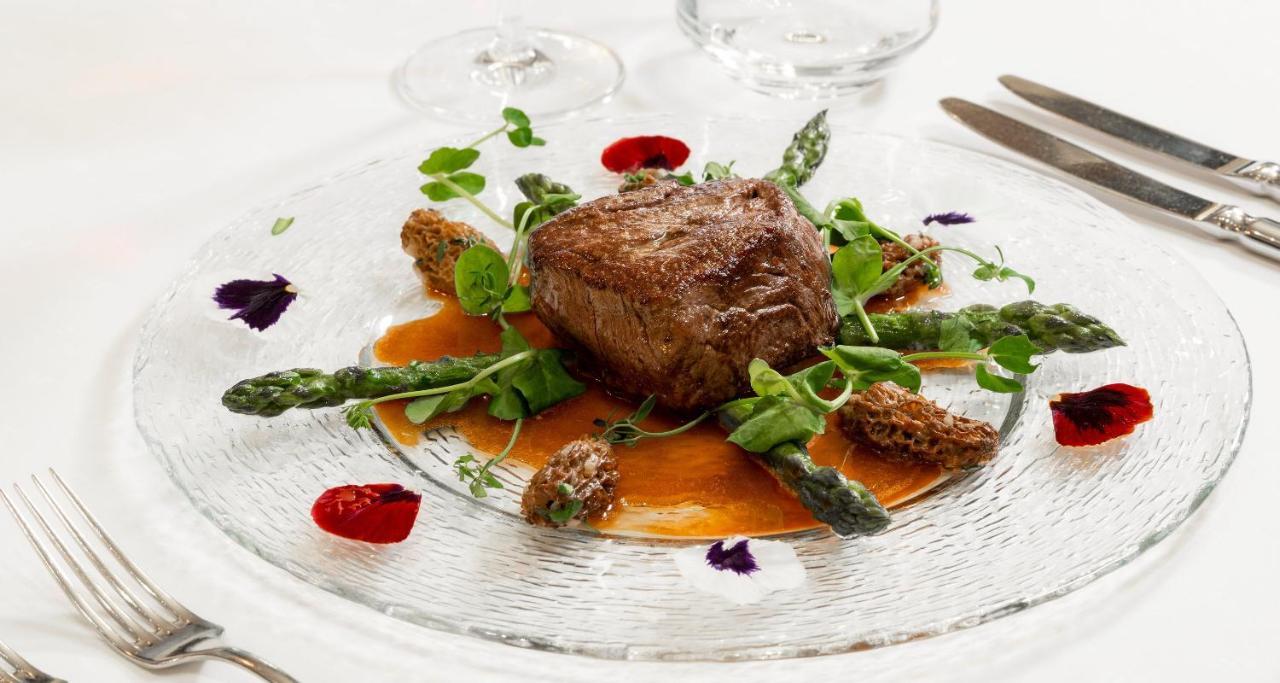 Victor'S Residenz-Hotel Schloss Berg Nennig Eksteriør bilde A steak prepared sous-vide