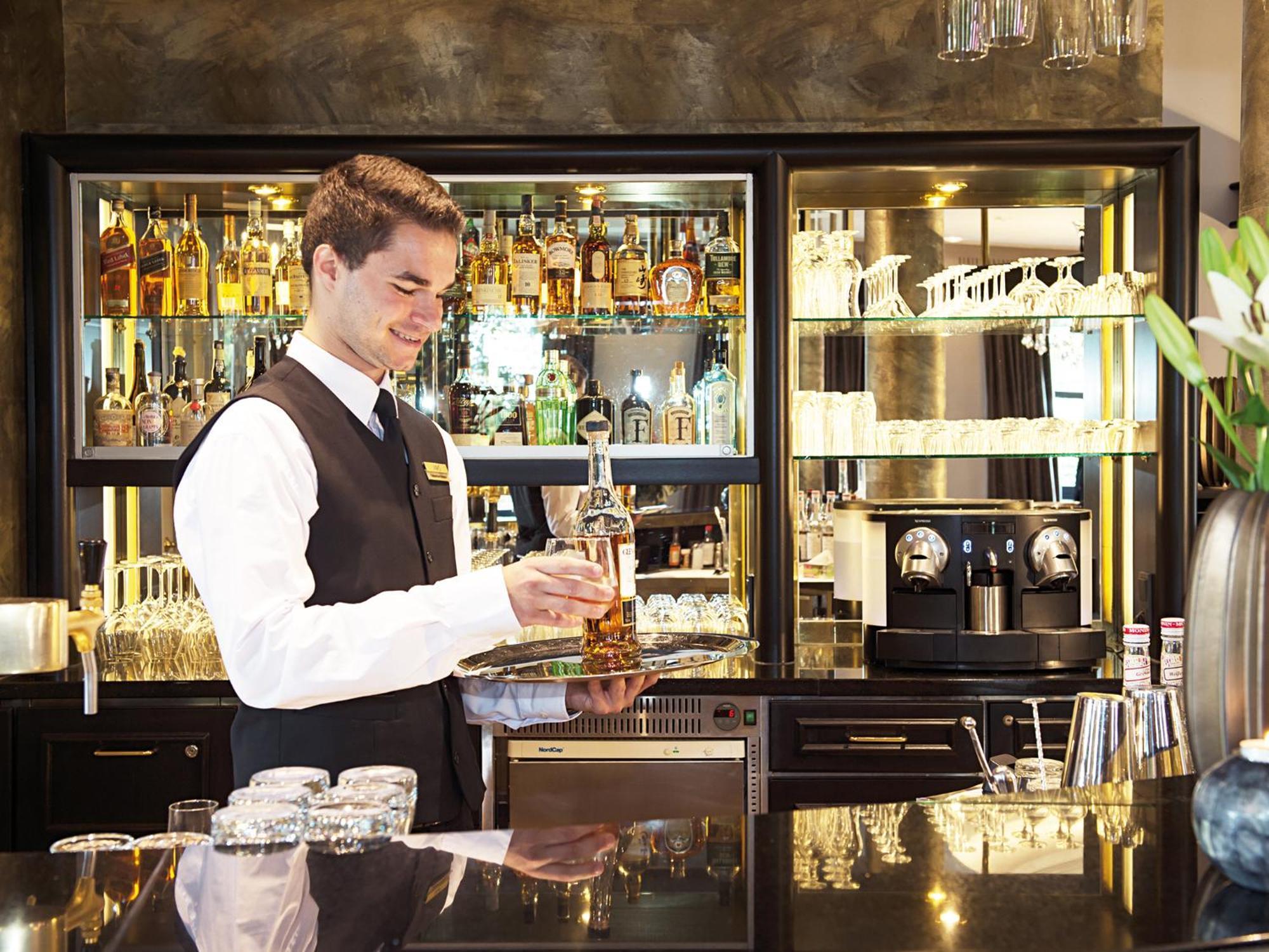 Victor'S Residenz-Hotel Schloss Berg Nennig Eksteriør bilde A bartender at work
