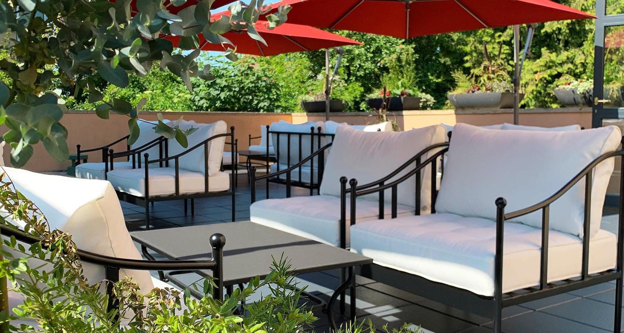 Victor'S Residenz-Hotel Schloss Berg Nennig Eksteriør bilde The patio at the Hotel Valley Ho