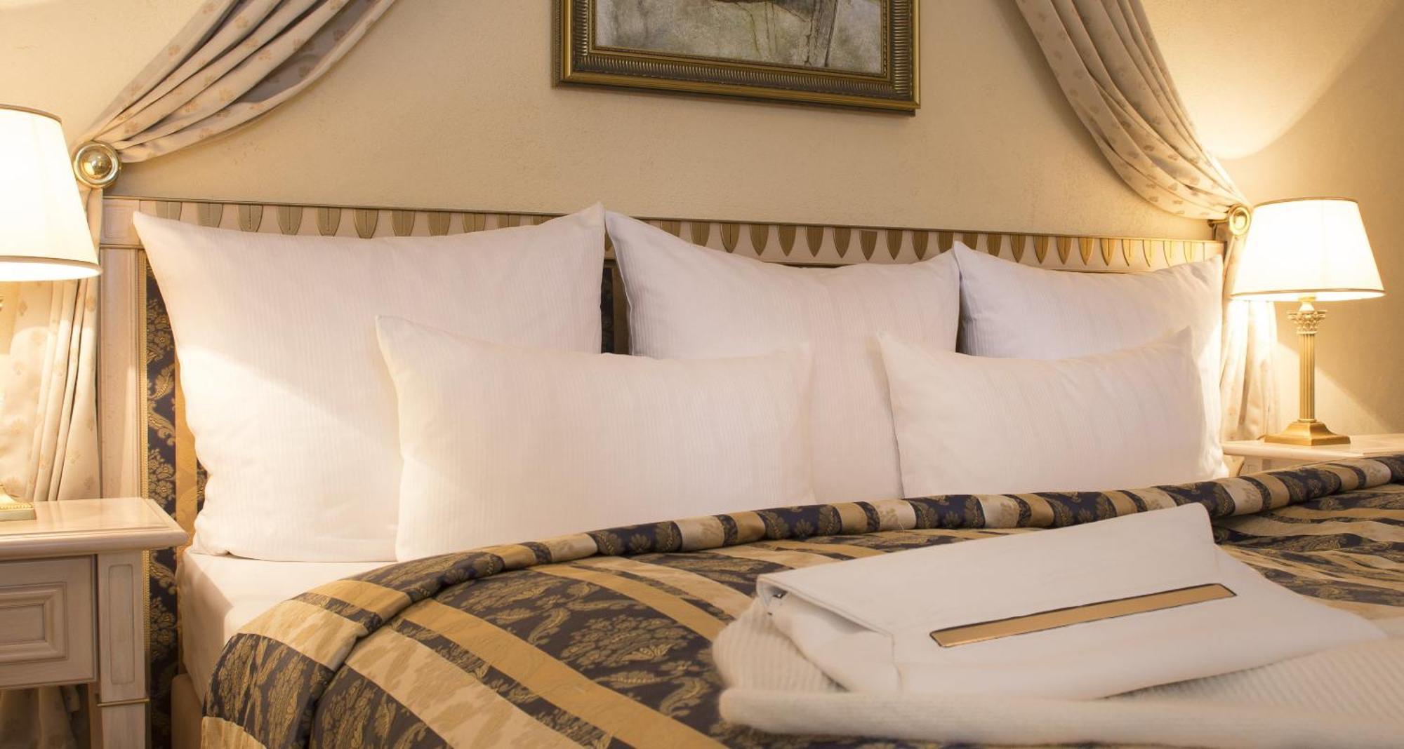 Victor'S Residenz-Hotel Schloss Berg Nennig Rom bilde Pillows on a bed