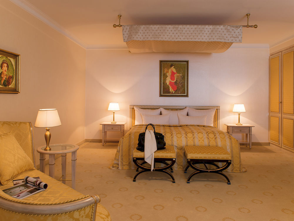 Victor'S Residenz-Hotel Schloss Berg Nennig Eksteriør bilde A suite at the Taj Mahal Palace