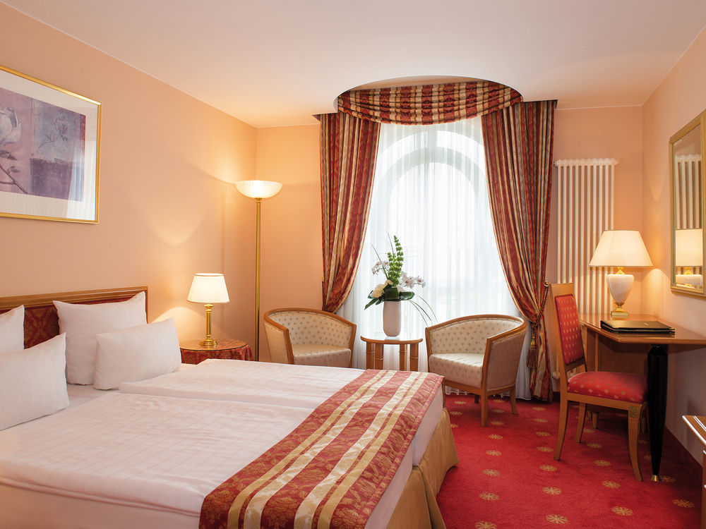 Victor'S Residenz-Hotel Schloss Berg Nennig Eksteriør bilde A typical hotel room