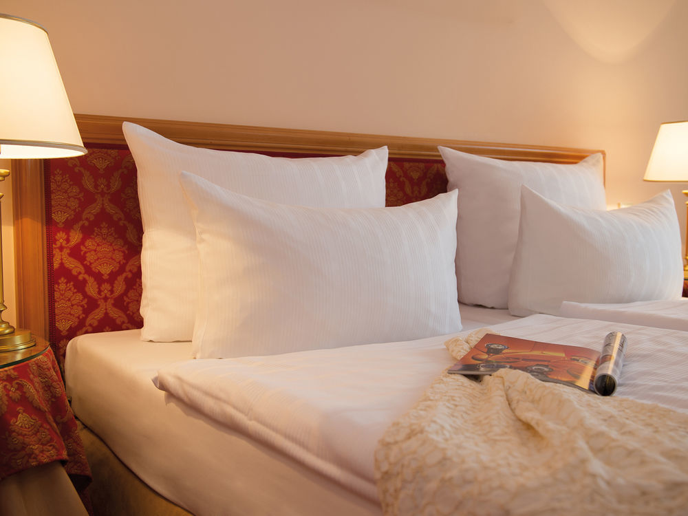 Victor'S Residenz-Hotel Schloss Berg Nennig Eksteriør bilde Pillows on a bed